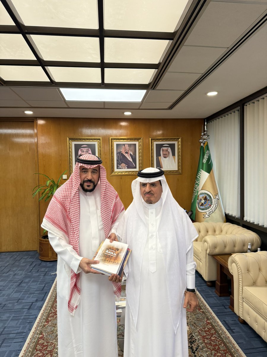 بعد أربعين عامًا… التلميذ يزور أستاذه
تشرفت صباح اليوم الأربعاء بزيارة أستاذي #معالي_الدكتور_ناصر_بن_عبدالعزيز_الداود – نائب وزير #الحرس_الوطني – حفظه الله، وسعدت كثيرًا بلقائه، فقد كنت أحد طلابه في #كلية_العلوم_الاجتماعية بجامعة #الإمام_محمد_بن_سعود_الإسلامية خلال الأعوام