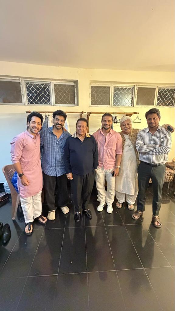 anupjalota's tweet image. Lovely moments with the wonderful team of ‘Ananya’. 🎭✨ An experience filled with passion, talent, and heartfelt performances.

#Ananya #TeamWork #TheatreLife #Memories