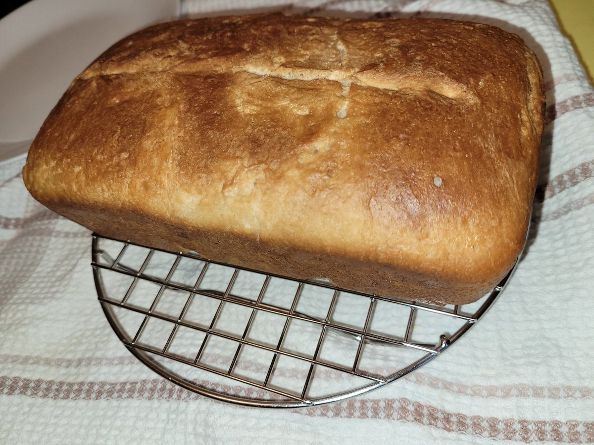 cellswordrin's tweet image. Letting the Bread cool on a rack. All sides are browned evenly and the "knock test" is good! 👍Yay! So happy it turned out great. #Foodie #Baking #GoodVibes #StayPositive #BeBright #HaveABrightDay ꉂ🌻ʸᵃʸ!