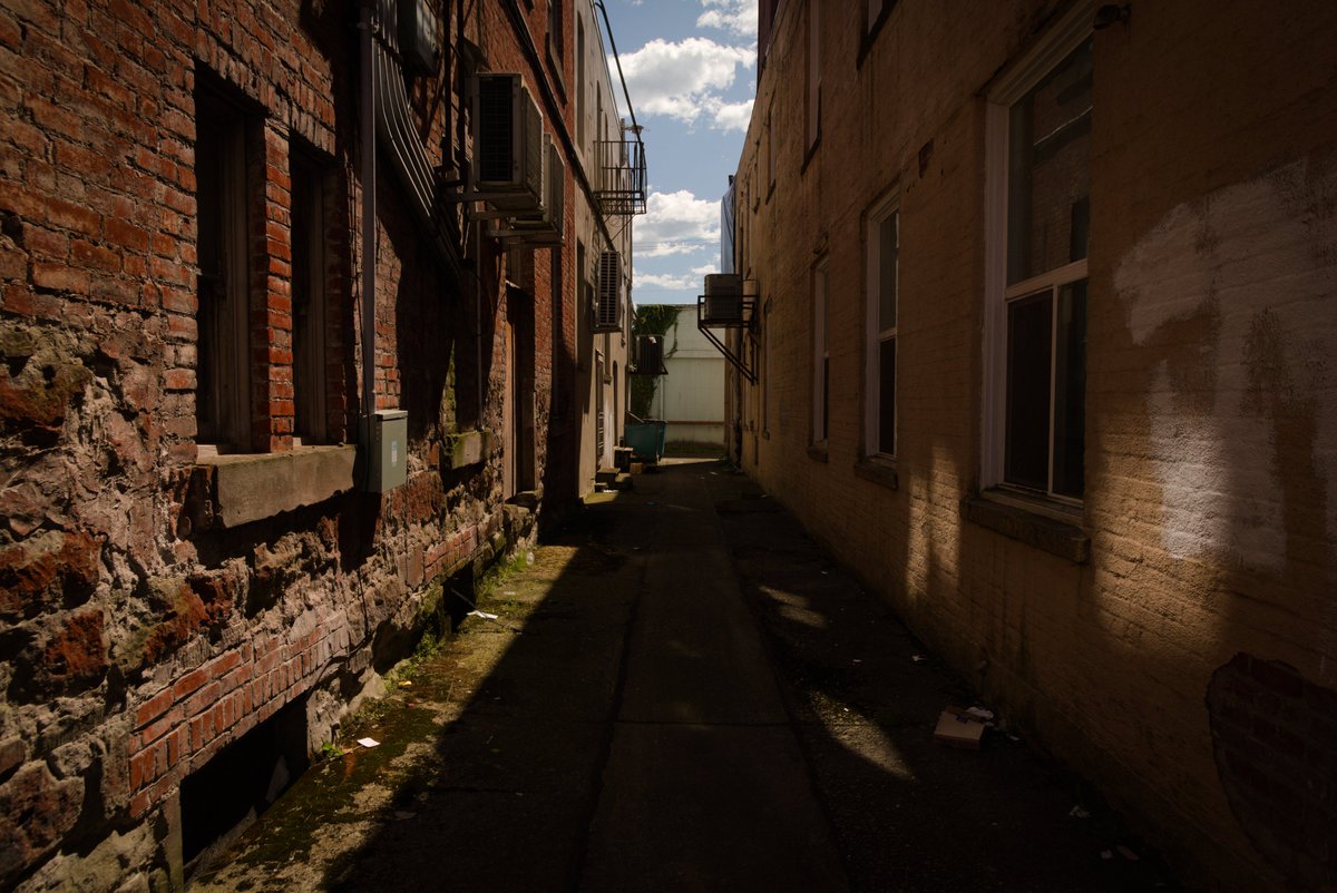 What's back over there? Not sure what it is, but I love alleys