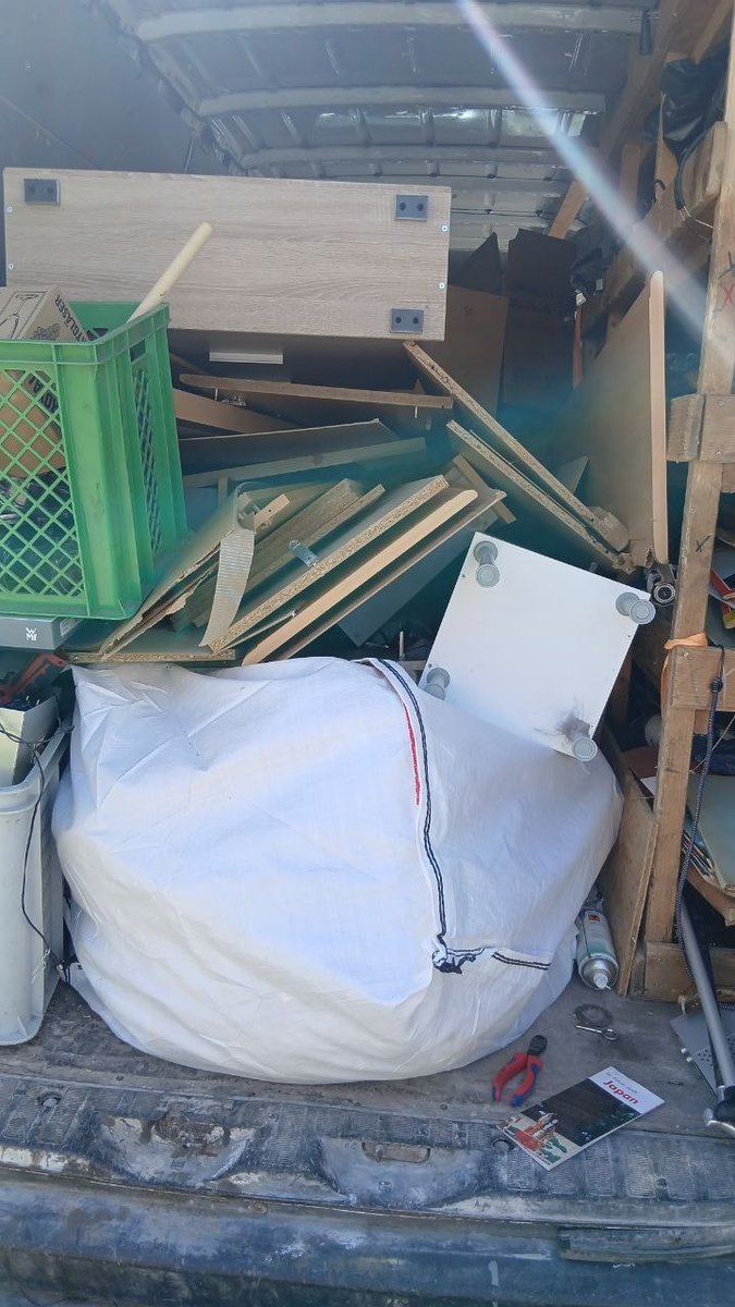 Entruempelung_S's tweet image. Voll bepackt, voller Einsatz 🚚 So sieht eine Entrümpelung von innen aus — chaotisch im Transporter, aufgeräumt danach. #Entruempelung #Stuttgart #Rümpelfix