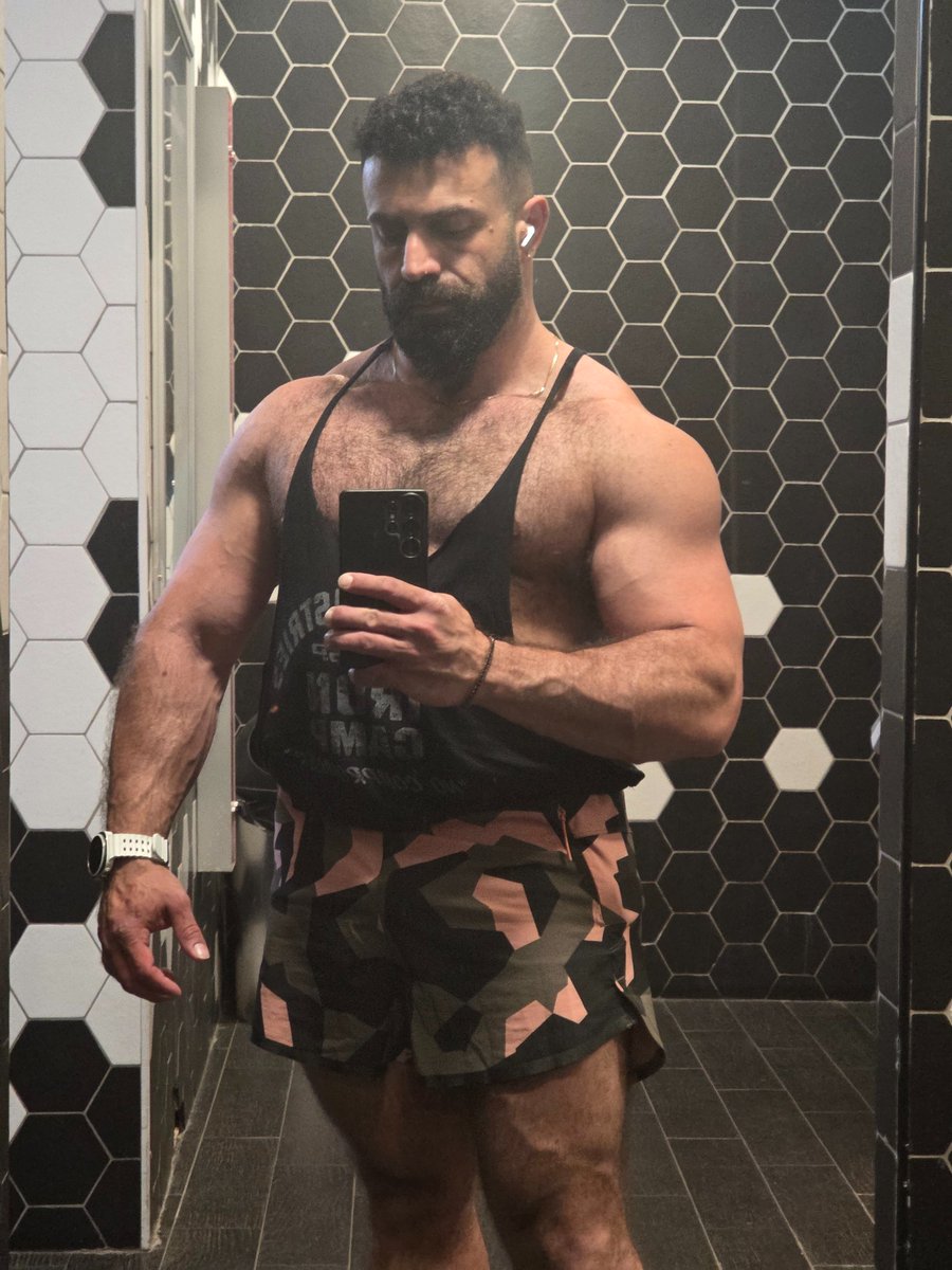 GuyMotola's tweet image. Back session
#progress #bodybuilder #bodybuilding #mensphysique #gym #gymselfie #backday #thick