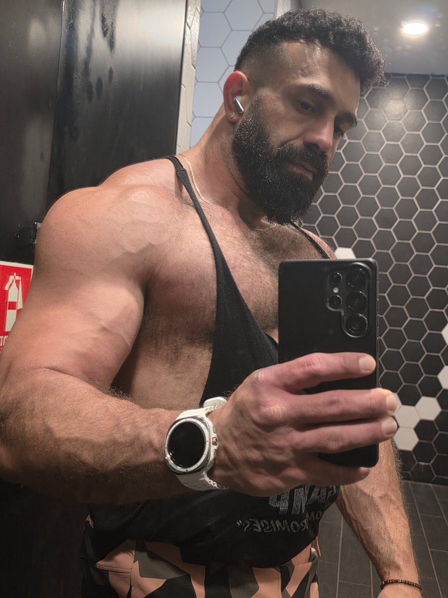 GuyMotola's tweet image. Back session
#progress #bodybuilder #bodybuilding #mensphysique #gym #gymselfie #backday #thick