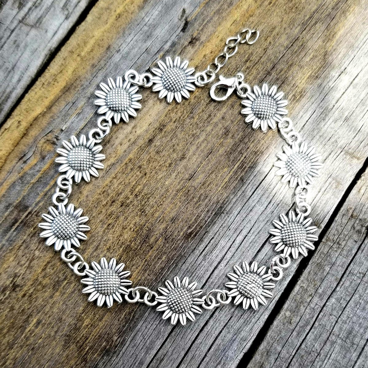 TrendingNowGift's tweet image. Stainless Steel Sunflower Charm Anklet or Sunflower Bracelet #jewelry #anklet #bracelet #sunflower #sunflowers #sunflowerjewerly #sunfloweranklet #sunflowerbracelet #handmadejewelry #mothersdaygift #mothersdaygifts #giftforher 
 
 etsy.me/4ee7Ra5 via @Etsy