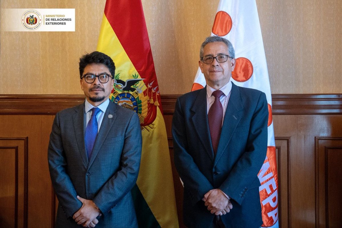 MRE_Bolivia's tweet image. El Canciller Fernando Aramayo sostuvo un encuentro con el representante de #UNFPA en Bolivia, Rolando Pardo Reynolds, para fortalecer la cooperación en áreas clave de desarrollo.

#Bolivia #Diplomacia #CooperaciónInternacional