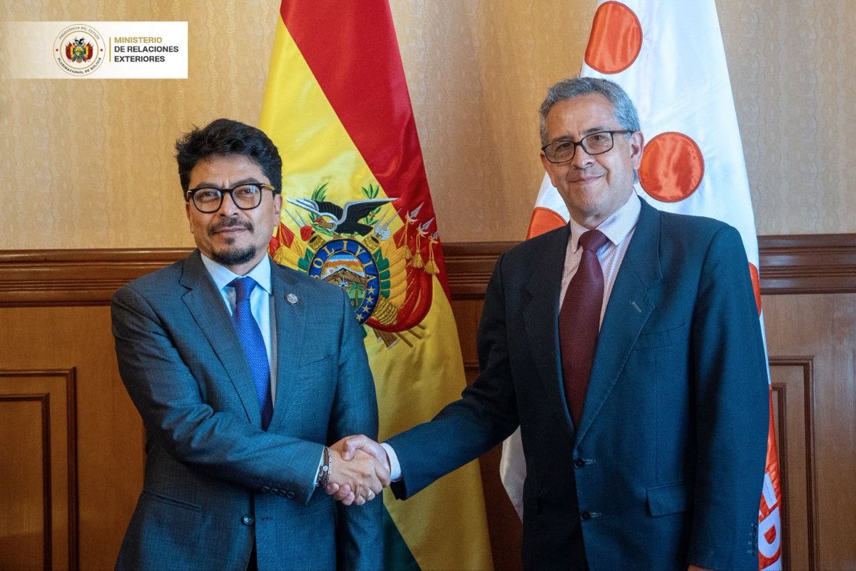 MRE_Bolivia's tweet image. El Canciller Fernando Aramayo sostuvo un encuentro con el representante de #UNFPA en Bolivia, Rolando Pardo Reynolds, para fortalecer la cooperación en áreas clave de desarrollo.

#Bolivia #Diplomacia #CooperaciónInternacional