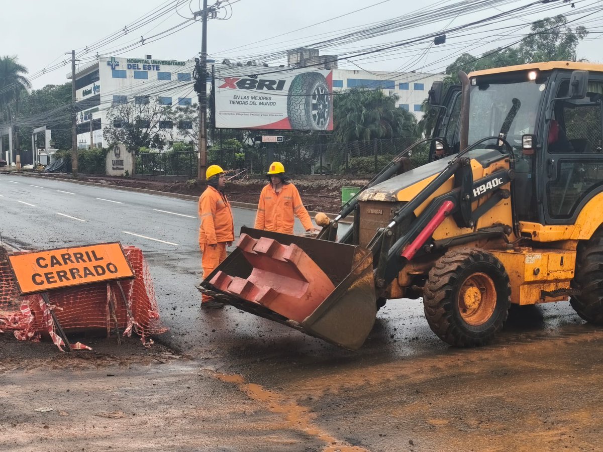 itaipuparaguay's tweet photo. 🚧 Con el avance de la construcción del viaducto del Km 10 en Ciudad del Este, que financia ITAIPU, se pone en marcha la Fase 4B del Plan de Desvío de Tránsito (PDT). 

🚧 Desde este 29 de abril, el carril norte de la Ruta PY02 permanece bloqueado, mientras que se habilitan desvíos estratégicos que conectan con las colectoras para garantizar una circulación ordenada y segura. Estas acciones forman parte de un plan integral que prioriza la movilidad durante la ejecución de la obra.

Leé aquí   👉 https://t.co/NeKTL7FvCS