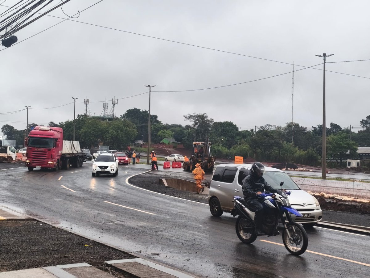 itaipuparaguay's tweet photo. 🚧 Con el avance de la construcción del viaducto del Km 10 en Ciudad del Este, que financia ITAIPU, se pone en marcha la Fase 4B del Plan de Desvío de Tránsito (PDT). 

🚧 Desde este 29 de abril, el carril norte de la Ruta PY02 permanece bloqueado, mientras que se habilitan desvíos estratégicos que conectan con las colectoras para garantizar una circulación ordenada y segura. Estas acciones forman parte de un plan integral que prioriza la movilidad durante la ejecución de la obra.

Leé aquí   👉 https://t.co/NeKTL7FvCS