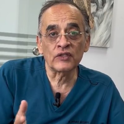 mexcalynaranja's tweet photo. #NuevaFotoDePerfil estoy muy guapo joven y hermoso, se nota que soy cirujano estético solo vean mi carita lisa y duermo súper bien todas las noches. Obvio no ando con travestis, todos me aman y me admiran por lo encantador que soy, y no le debo nada al SAT por cierto… https://t.co/Skk17fXv5T