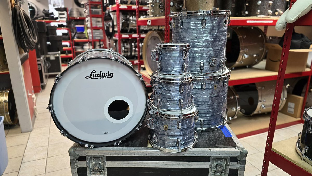 SIR_USA's tweet image. Our Phoenix office just added to their @LudwigDrumsHQ Classic Maple inventory with these great Sky Blue Pearl drums. 📸: J.B. Stuart

#ludwig #ludwigpercussion #classicmaple #skybluepearl #percussion #productionlife #sir #studioinstrumentrentals