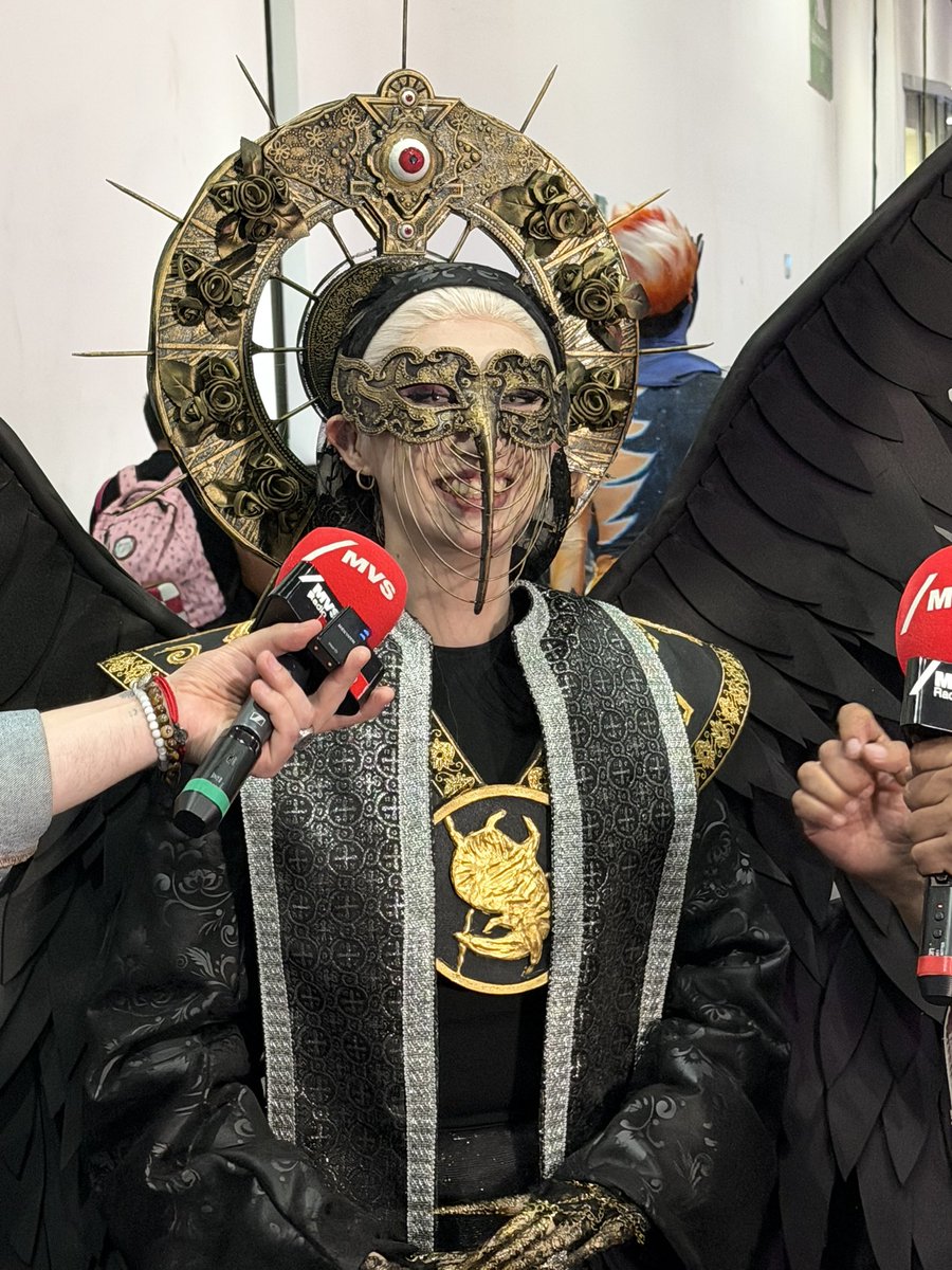 LineasSonoras's tweet image. 🪽@Werevitaa nos dejó helados con este cosplay imponente, llevando a la vida a una de las figuras más inquietantes de Resident Evil Village. Cada detalle, cada mirada, puro culto, poder y oscuridad.

¿Te atreverías a acercarte o mejor corres? 😮😮
#CCXPMéxico #cosplayers
