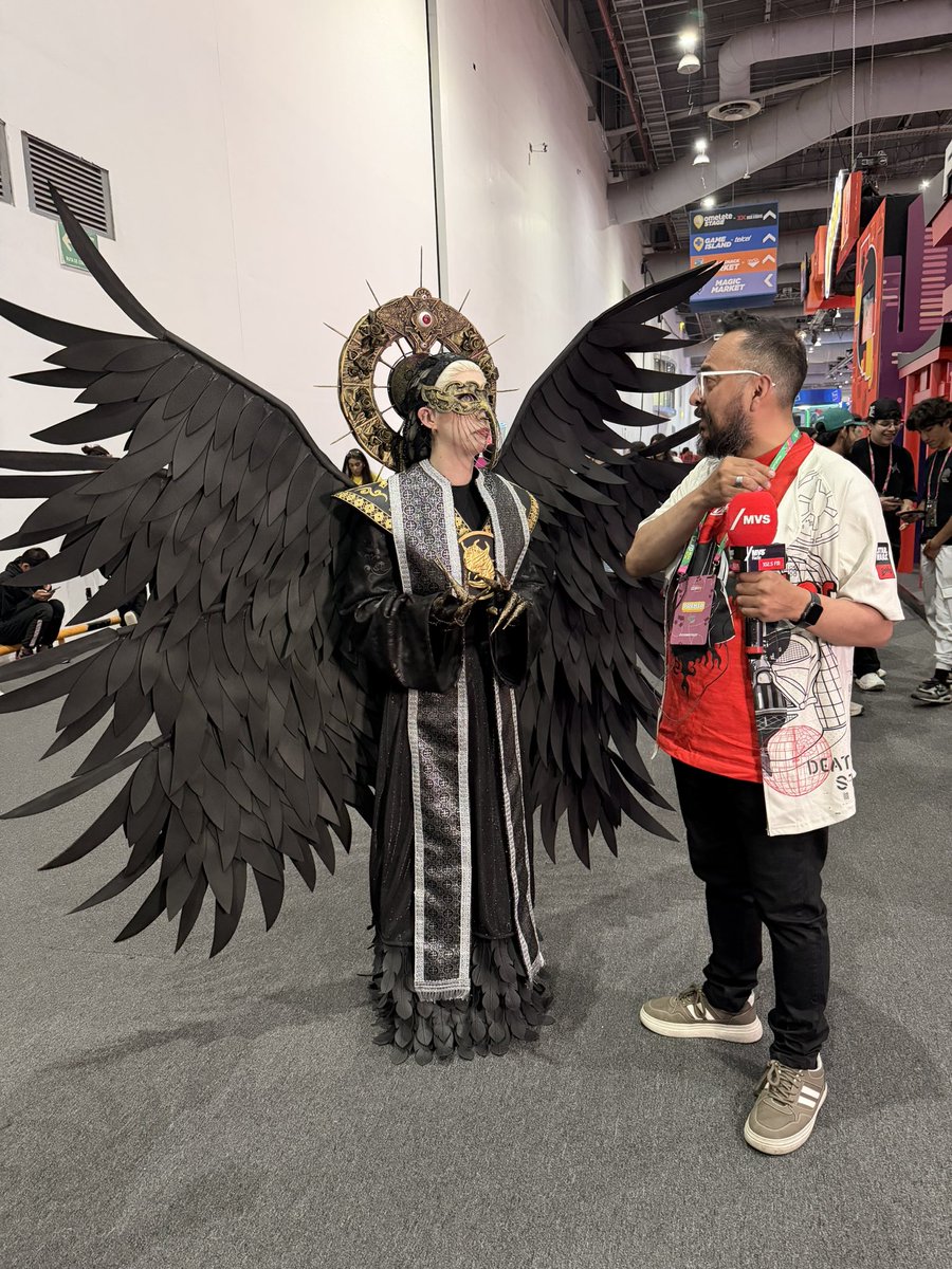 LineasSonoras's tweet image. 🪽@Werevitaa nos dejó helados con este cosplay imponente, llevando a la vida a una de las figuras más inquietantes de Resident Evil Village. Cada detalle, cada mirada, puro culto, poder y oscuridad.

¿Te atreverías a acercarte o mejor corres? 😮😮
#CCXPMéxico #cosplayers