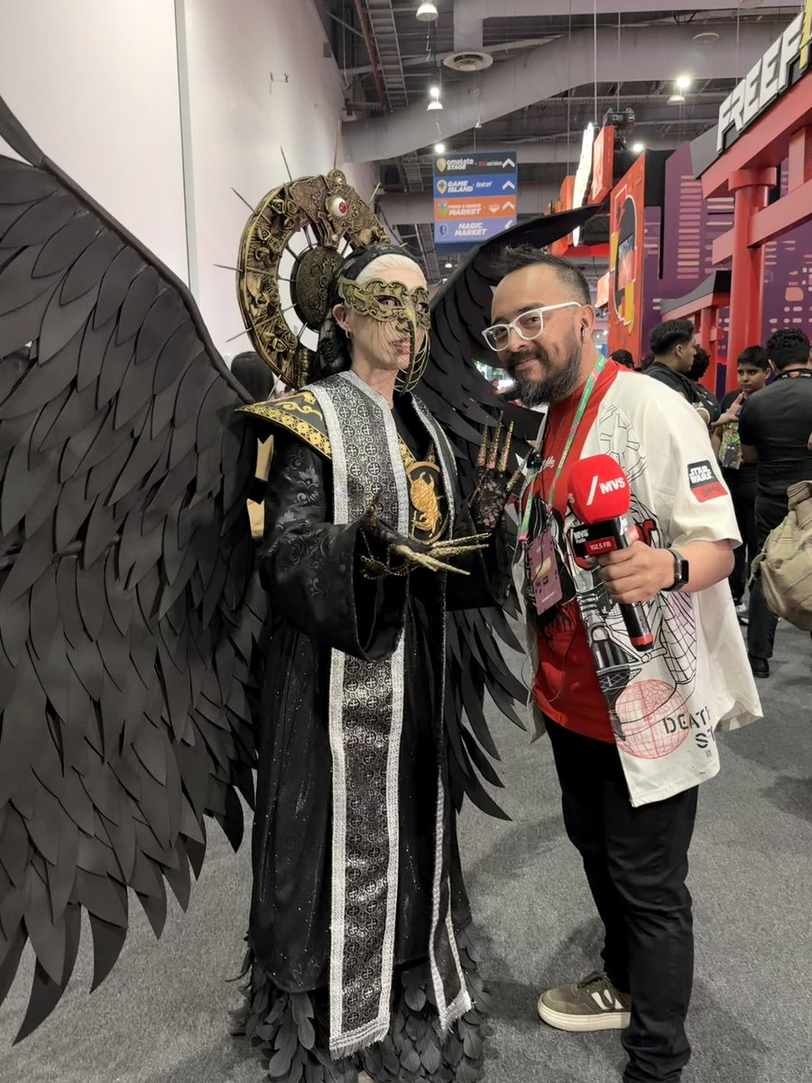 LineasSonoras's tweet image. 🪽@Werevitaa nos dejó helados con este cosplay imponente, llevando a la vida a una de las figuras más inquietantes de Resident Evil Village. Cada detalle, cada mirada, puro culto, poder y oscuridad.

¿Te atreverías a acercarte o mejor corres? 😮😮
#CCXPMéxico #cosplayers