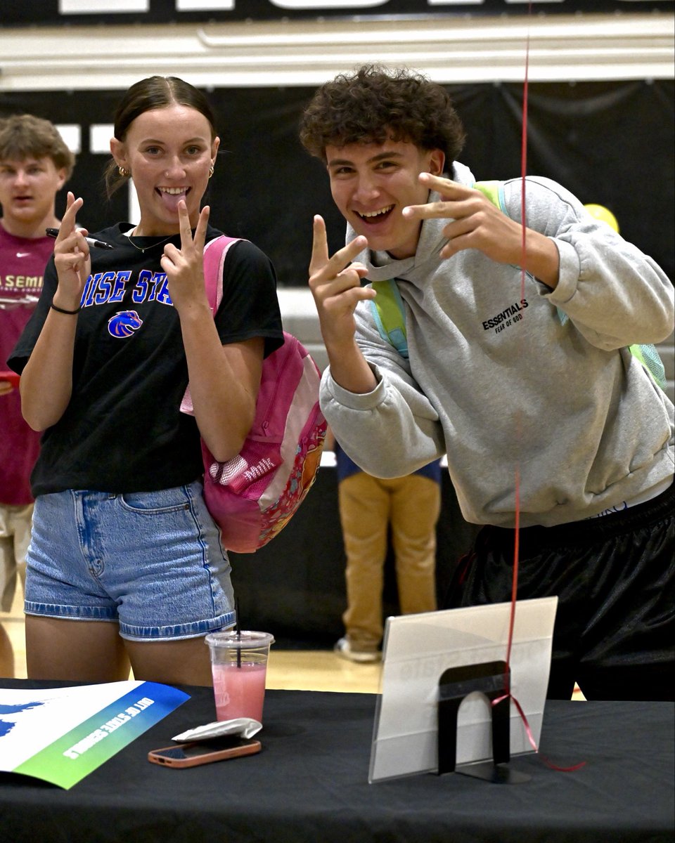 mps_next's tweet photo. Red Mountain celebrating big futures 🎓✨
Photo op fun, raffle wins, snacks, and nonstop good vibes—cheers to our seniors committing to their next chapter! 🎉📚 #CollegeBound #SeniorYear #RedMountain https://t.co/SsRr7H9FZ8