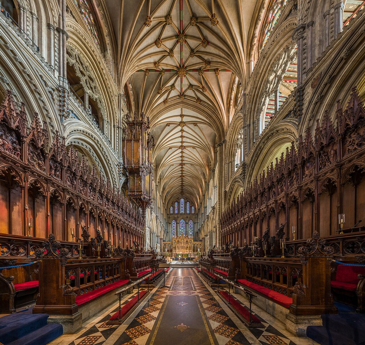 CarlosGraciaLor's tweet image. ⛪️ La construcción de la Catedral de Ely arrancó en 1083 y tardó cerca de 268 años en completarse, en 1351. Su impresionante coro de estilo gótico decorado y sus bóvedas ramificadas transmiten una sensación de refinamiento y majestuosidad.
#GóticoDecorado #Ely 🇬🇧