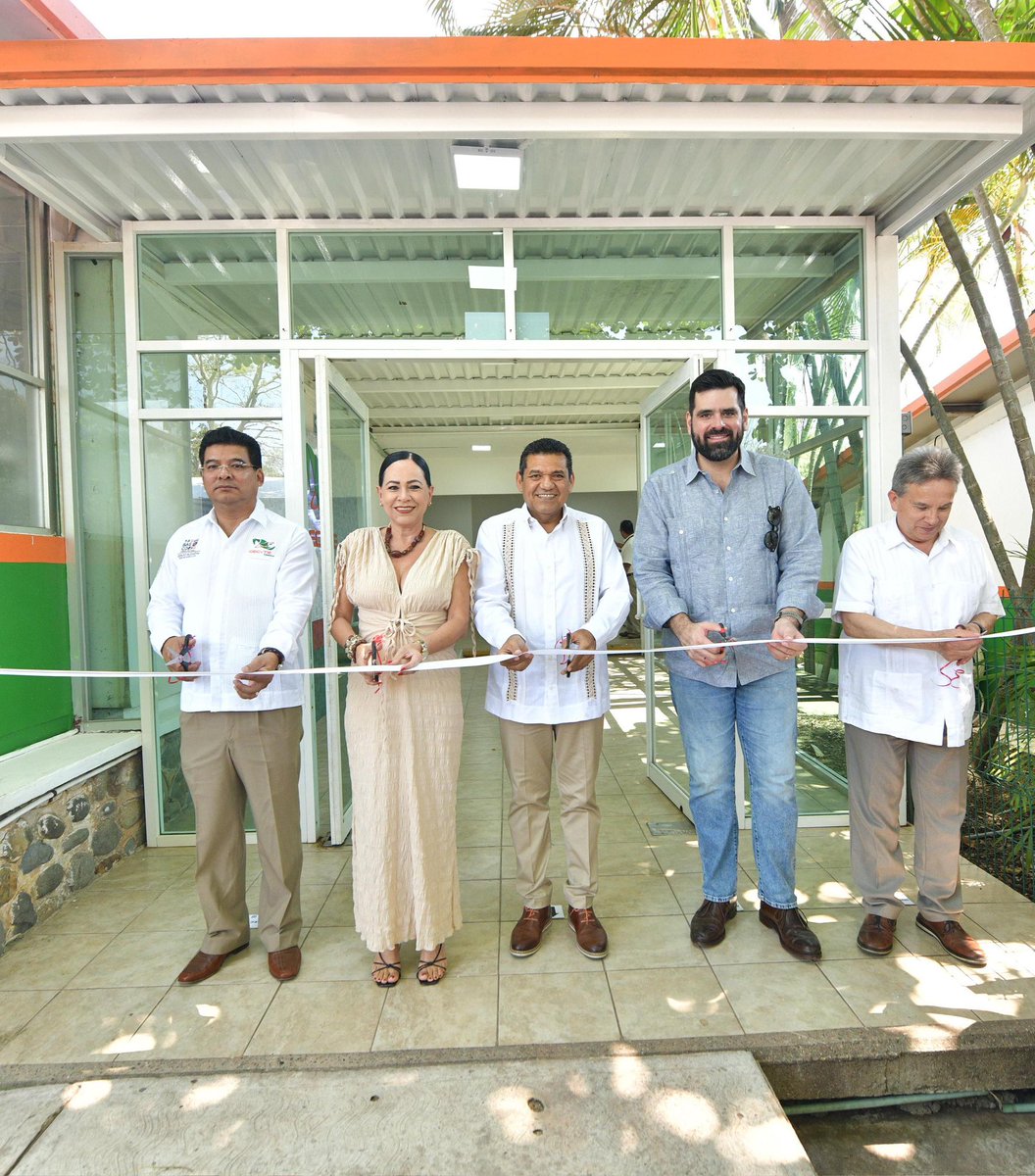 daniel_casasus's tweet photo. ¡El CECyTE estrena nuevas oficinas!

🧔🏻‍♂️Acompañé al gobernador @TabascoJavier, en el corte de listón de las nuevas oficinas de este importante centro educativo, junto con la secretaria de Educación, la maestra Patricia Iparrea.

¡Enhorabuena para el personal y los estudiantes! ¡Abrazote! 🤗
