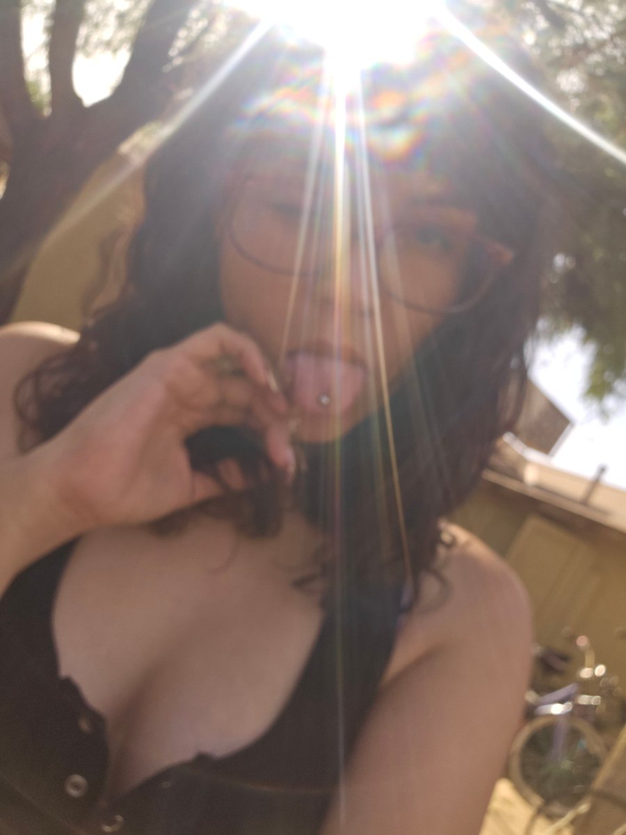 Smilingcristine's tweet image. Sunlight makes the best selfies 
#natural baddie 😍😍