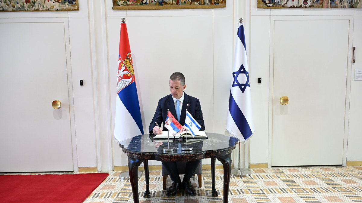 MFASerbia's tweet photo. Министар спољних послова Марко Ђурић @markodjuric састао се са председником Државе Израел Исаком Херцогом @Isaac_Herzog са којим је разговарао о традиционалном пријатељству српског и јеврејског народа, регионалним темама и отпочињању стратешког дијалога као модалитету за додатно јачање међудржавне сарадње.

Изражено је уверење да, уз традиционално јаке везе две државе и два народа, овом посетом и започетим стратешким дијалогом улазимо у нову етапу билатералних односа Србије и Израела.
🇷🇸🤝🇮🇱
📄⬇️
🔗https://t.co/gvc450tvCT