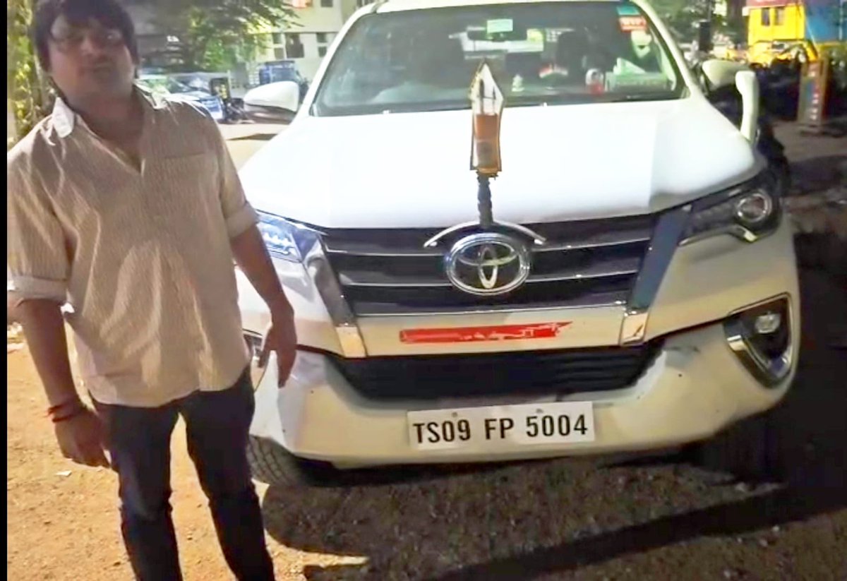 DailyDeccan's tweet image. #Hyderabad: Goshamahal Police booked Girish Kumar Agarwal and others for illegally using a siren, fake VIP stickers and misbehaving with cops. White Toyota Fortuner TS 09 FP 5004 seized, one accused absconding.