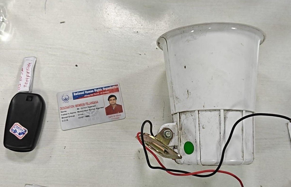 DailyDeccan's tweet image. #Hyderabad: Goshamahal Police booked Girish Kumar Agarwal and others for illegally using a siren, fake VIP stickers and misbehaving with cops. White Toyota Fortuner TS 09 FP 5004 seized, one accused absconding.