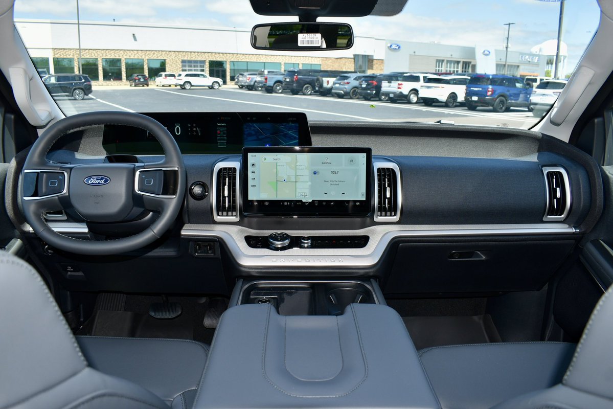 FordOfPeoria's tweet image. 🚙 2026 Ford Expedition Active is here!

Twin-turbo 3.5L V6, fully redesigned inside &amp;amp; out, premium leather, and smart Active trim features.

Huge space + strong towing = perfect for families, trips, and everyday hauling.

#FordExpedition #PeoriaFord #SUVLife #FamilyAdventure