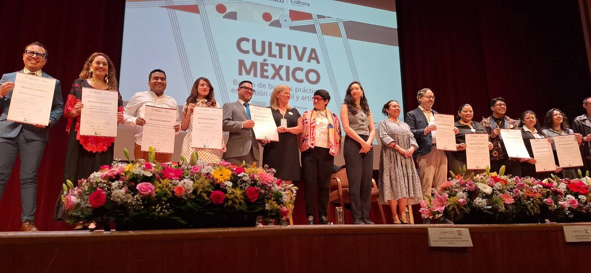 TEEC's tweet photo. Agradecemos a la secretaria de Cultura, @ccurieldeicaza, por reconocer las iniciativas comunitarias que fortalecen la vida cultural del país.

Este reconocimiento visibiliza el trabajo desde el territorio y suma a un México más incluyente. 🇲🇽

#InclusiónLectora #CultivaMéxico https://t.co/HNpA6QGQBC