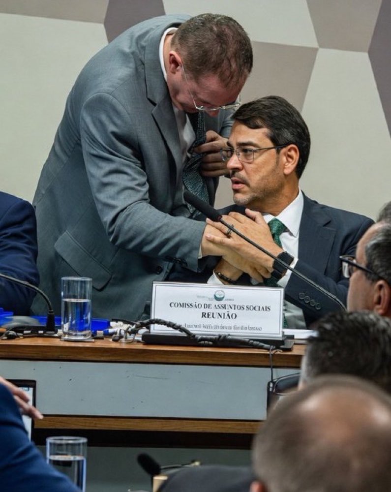 NewsLiberdade's tweet photo. 🚨AGORA - Deputado Sóstenes Cavalcante diz que deu abraço e falou no ouvido de Messias por “princípio de educação”

“Ser educado não pode ser confundido com posicionamento político (…) Hoje, ao cumprimentá-lo, foi por princípio de educação.” https://t.co/NbCqne2sRF