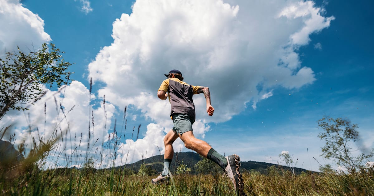 FitnessHacks101's tweet image. 8 exercises runners can use to strengthen their knees 🏃‍♂️💪 Protect your joints, boost your performance, and stay injury-free with these essential moves! Check out the full guide: redbull.com/int-en/exercis… 

#Running #RunnerTips #KneeStrength #InjuryPrevention #StrengthTraining