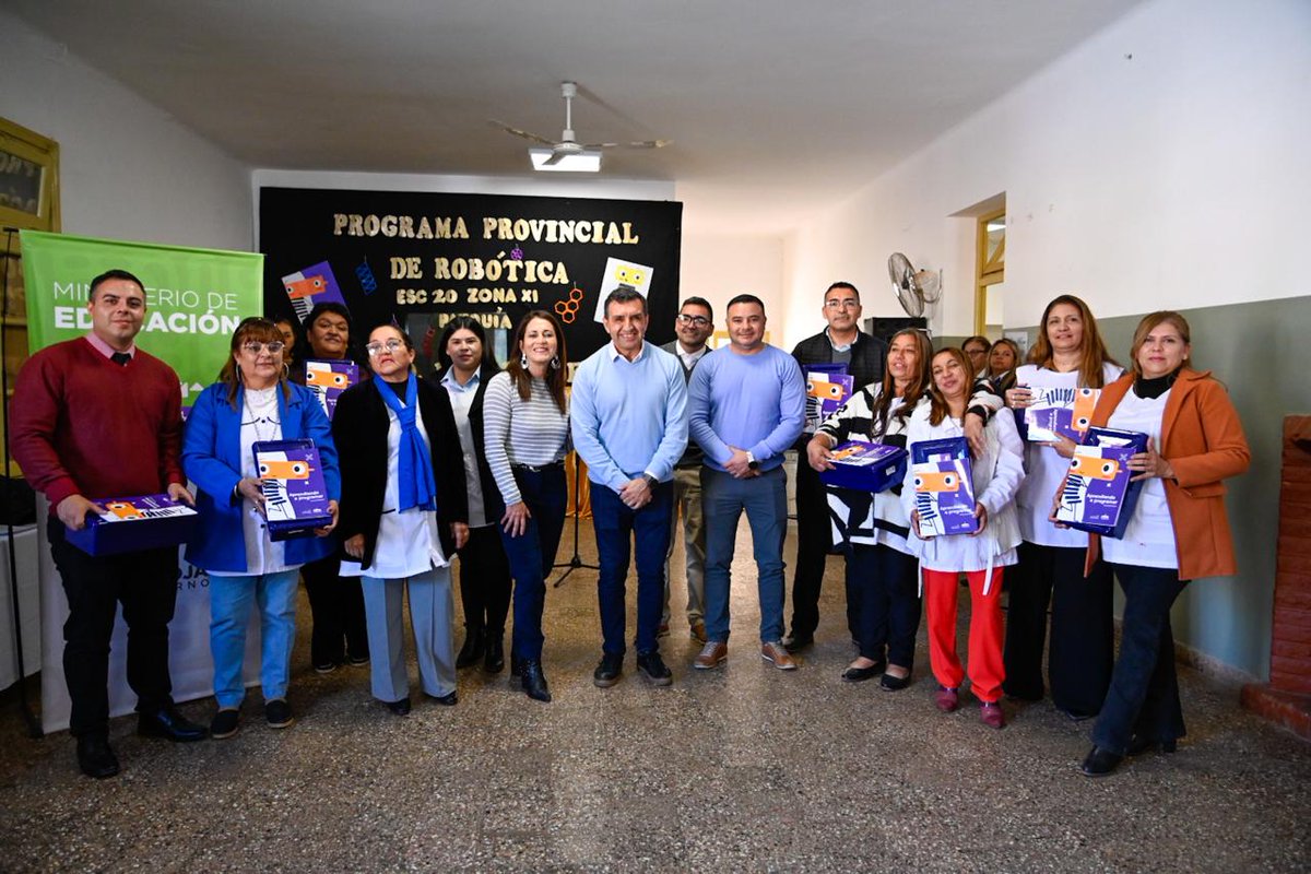 AkikiTurko's tweet photo. En el marco de la visita del Mtro. @ArielMartinezLR, escuelas primarias de nuestro Dpto. recibieron kits de robótica que serán usados en las aulas. Como actor comprometido con la educación, celebro esta política educativa que promueve la innovación y responde al contexto actual. https://t.co/m0bbESDeyW