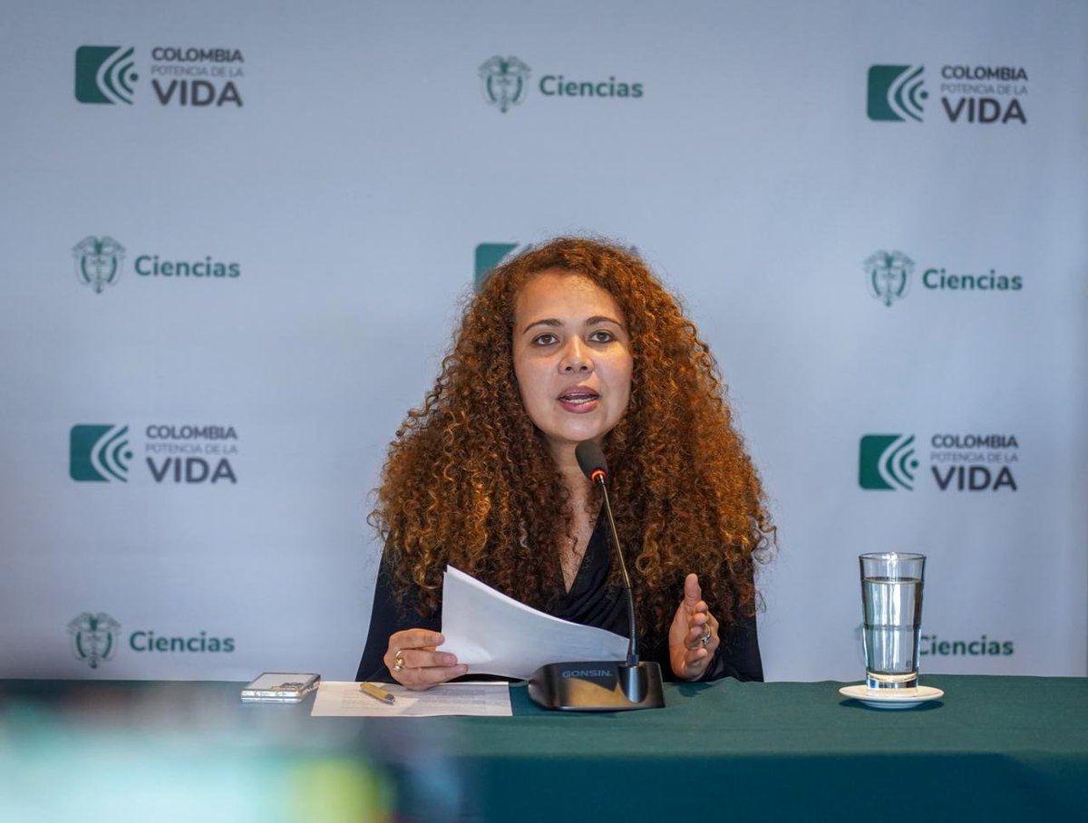 MincienciasCo's tweet photo. #ConDignidadCumplimos 🇨🇴 ¡El presidente @petrogustavo le cumplió a los profesionales del país!

Este miércoles 29 de abril, la ministra @YeseniaOlayaR, en rueda de prensa ante medios de comunicación, anunció una participación histórica en las #BecasParaElCambio: casi 25 mil postulaciones.

Esto hito se enmarca en el CONPES 4182, una política de Estado con una inversión de $368.017 millones hasta 2030.🧵