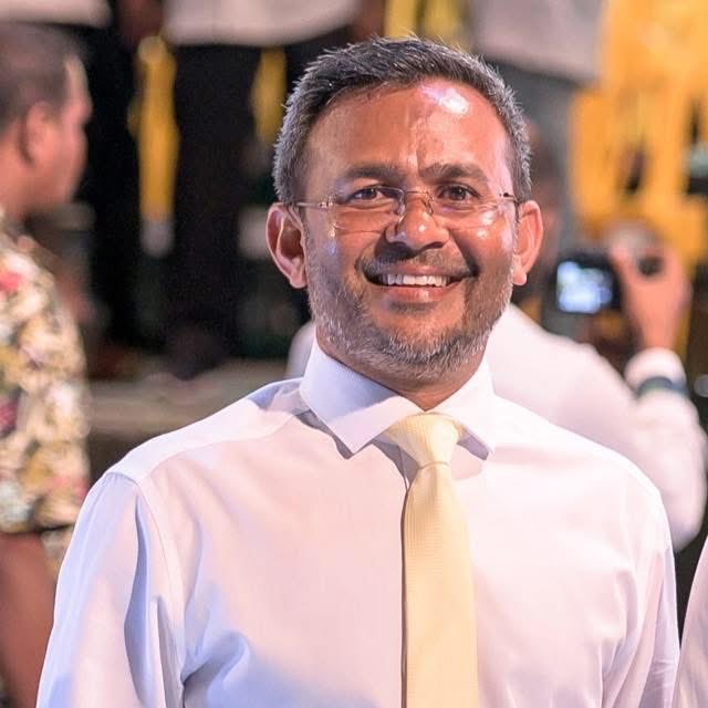 MDPFVMofficial's tweet photo. ކުރިއަށް އޮތް އެމްޑީޕީގެ އެތެރޭގެ އިންތިޚާބުގައި، އެމްޑީޕީ ފުވައްމުލަކު ސިޓީގެ ރައީސްކަމަށް އެންމެ ރަނގަޅު ކެންޑިޑޭޓަކީ ދޮންބެ.

#VoteDhonbe #MDPFuvahmulah #CityRaees https://t.co/P8TbHxiSLO
