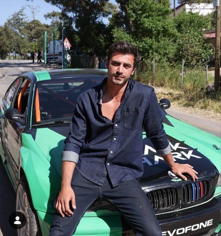 love_diya1900's tweet image. He's not 31 he's in his 20's . No one can convince me otherwise
Like what's with the first pic emin Bey??? Do you want to kill us, it's already very hot in India🔥🙈✨

#EminGünenç #GQ #turkey