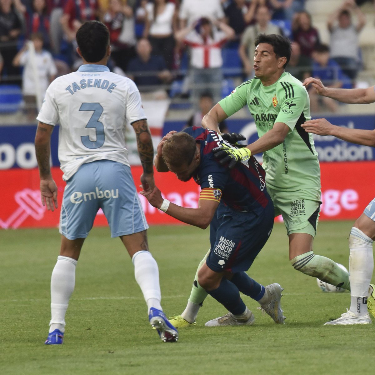 TouchlineX's tweet image. 🚨 𝗢𝗙𝗙𝗜𝗖𝗜𝗔𝗟: Zaragoza goalkeeper Andrada has been banned for 13 games for punching Pulido.