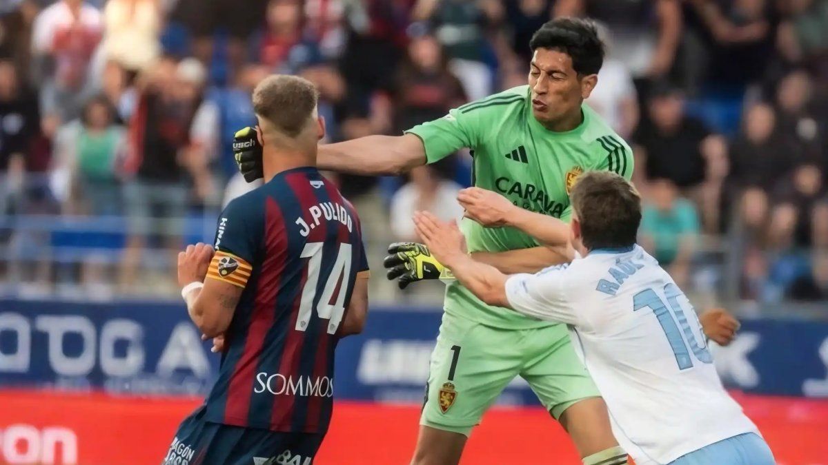Estaban Andrada fue sancionado con 13 partidos , por agredir  a Jorge Pulido el último fin de semana

Con esto queda claro que el meta argentino no volverá a jugar con el Real Zaragoza y deberá regresar a Monterrey, club dueño de su pase, a definir su futuro 

¿Merecía un mayor