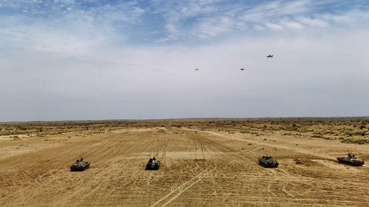 IaSouthern's tweet image. General Officer Commanding-in-Chief, #SouthernCommand visited #KonarkCorps at #Jodhpur Military Station and reviewed the formation’s operational preparedness, ongoing #TechAbsorption and transformative initiatives driving its transition into a #FutureReady force.