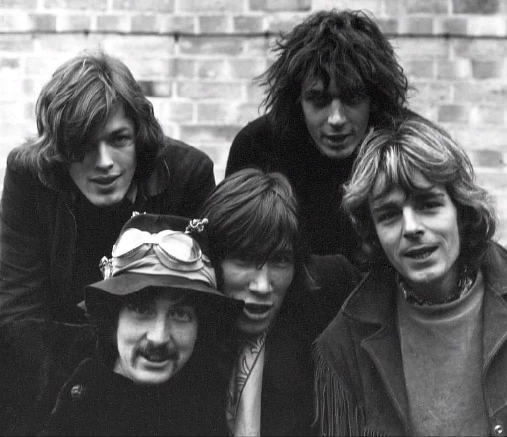 floydianechoes's tweet photo. @TheExtremeMusi1 Todo el disco. Pero también amo éstas primeras seis obras:
1. Atom Heart Mother (1970)
2. A Saucerful Of Secrets (1968)
3. More (1969) OST
4. Obscured By Clouds (1972) OST 'La Vallée'
5. The Piper At The Gates Of Dawn (1967)
6. Ummagumma (1969) (2 LPs)
@pinkfloyd es #SUPREMEART https://t.co/Jn5bRlP4Y5