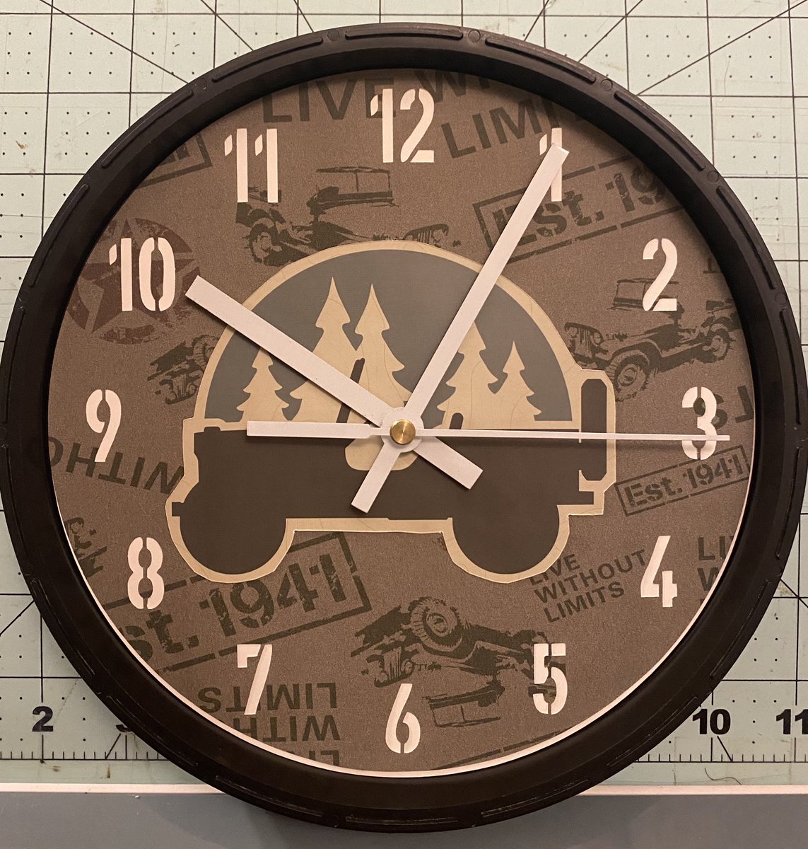 ArtistCreatCutC's tweet image. Jeep-inspired clocks made from vintage-style ad designs—featuring layered details, rugged textures, and that off-road attitude you live for. #JeepLife #JeepNation #OffRoadStyle #CustomMade #Overlanding #JeepBuild #4x4Life