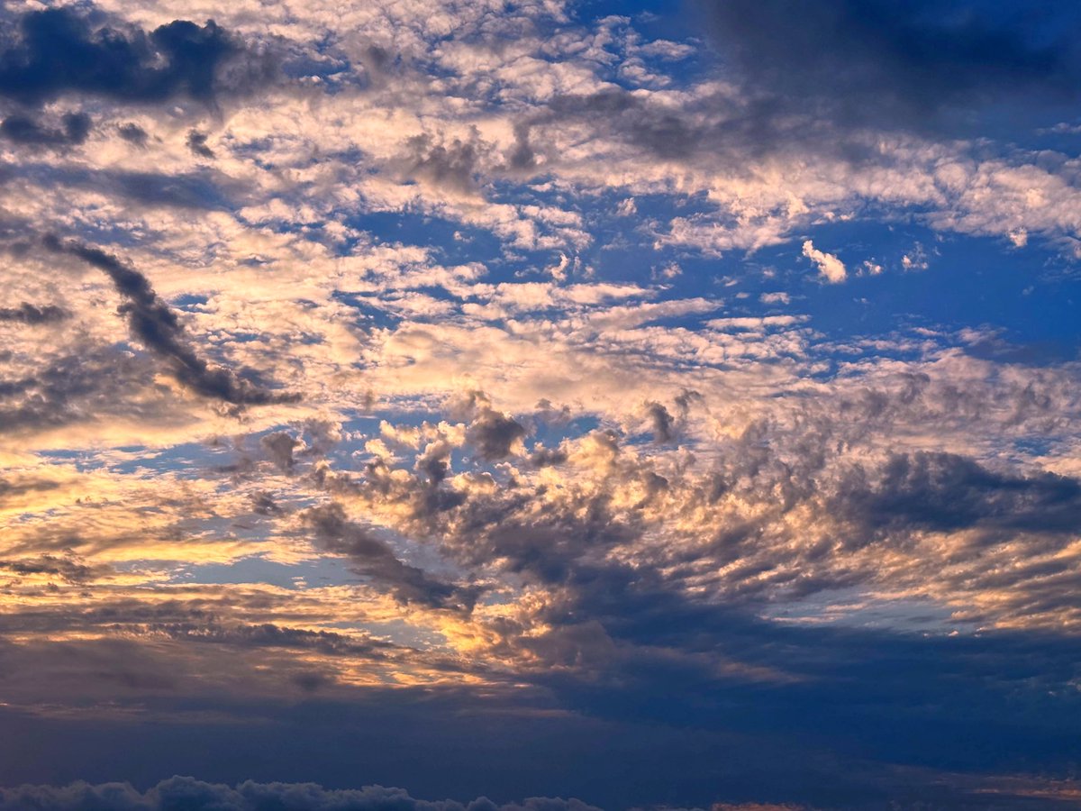 DavidMora's tweet photo. Beautiful clouds over New Orleans this morning! 💙🤍💛 https://t.co/xodWMewIvT