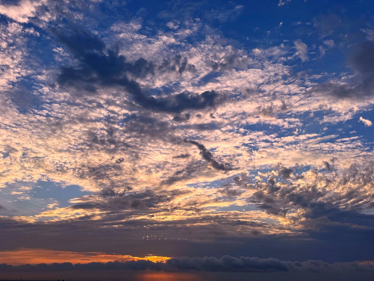 DavidMora's tweet photo. Beautiful clouds over New Orleans this morning! 💙🤍💛 https://t.co/xodWMewIvT