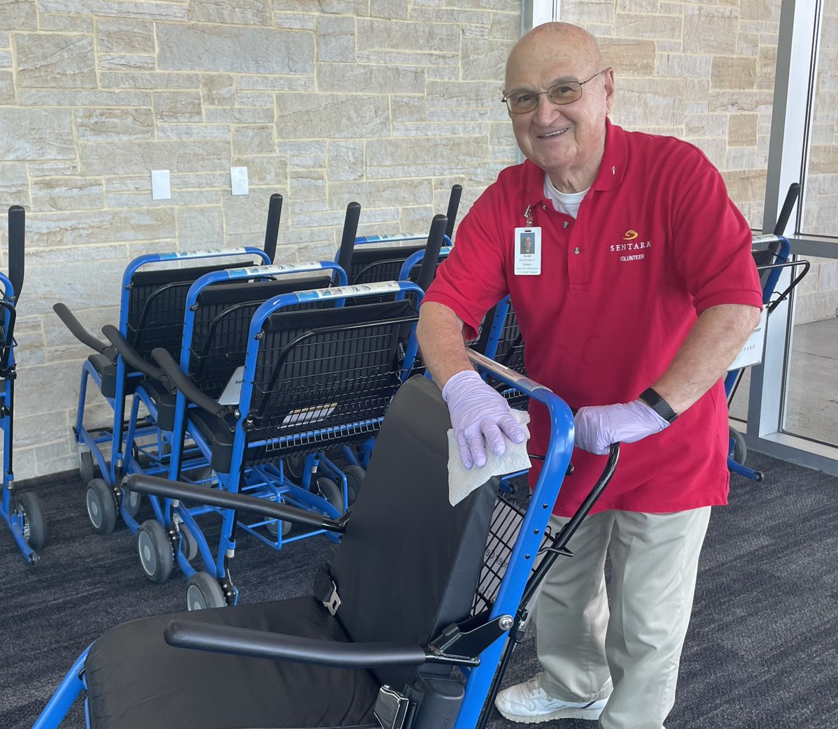 sentarahealth's tweet photo. Volunteers are part of the fabric of Sentara. 🤝

From those supporting our hospitals to team members giving back in the community, their impact reaches far and wide. Plus, last year, employees contributed over 80,000 volunteer hours. 🙌 Thank you for everything you do! 💙 https://t.co/GIpBwKOnIO