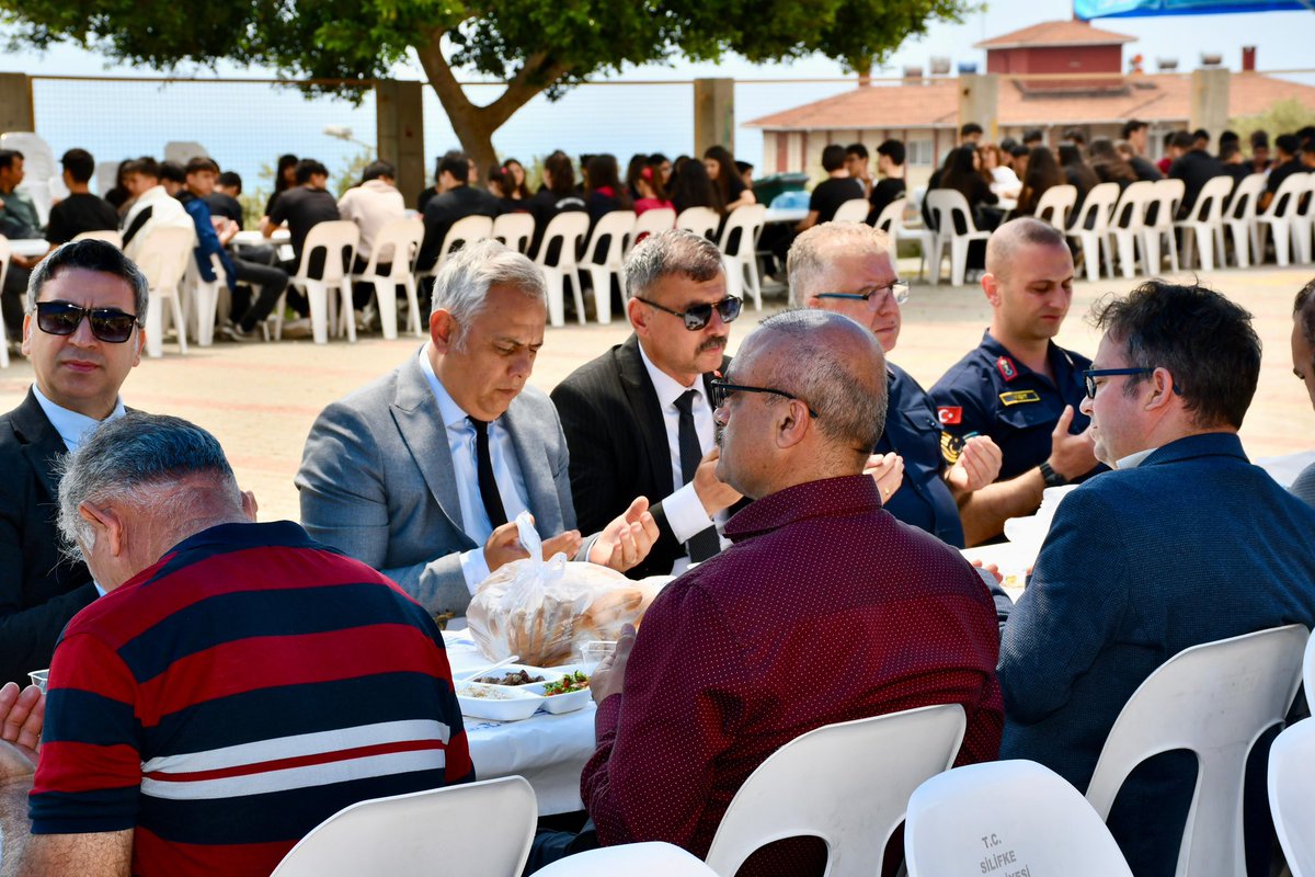 SilifkeArGe's tweet photo. Taşucu Anadolu Lisesi’nde Mevlid-i Şerif Programı Düzenlendi

Taşucu Anadolu Lisesi idaresi ve öğretmenleri tarafından, Kahramanmaraş ve çevre illerde yaşanan üzücü olaylar sonucunda hayatını kaybeden öğretmenlerimiz ve öğrencilerimiz için Mevlid-i Şerif programı düzenlendi.

Duygusal anların yaşandığı programa İlçe Millî Eğitim Müdürümüz Fevzi Kültiğin Eroğlu, Şube Müdürü Ahmet Türkan, okul müdürleri ve öğrenciler katıldı.

Programda, hayatını kaybedenler için Kur’an-ı Kerim tilaveti gerçekleştirilerek dualar edildi. Katılımcılar, birlik ve beraberlik içerisinde acıların paylaşıldığı anlamlı bir programda bir araya geldi.
@MersinMEM @Muhammed0744 @kltiinerolu