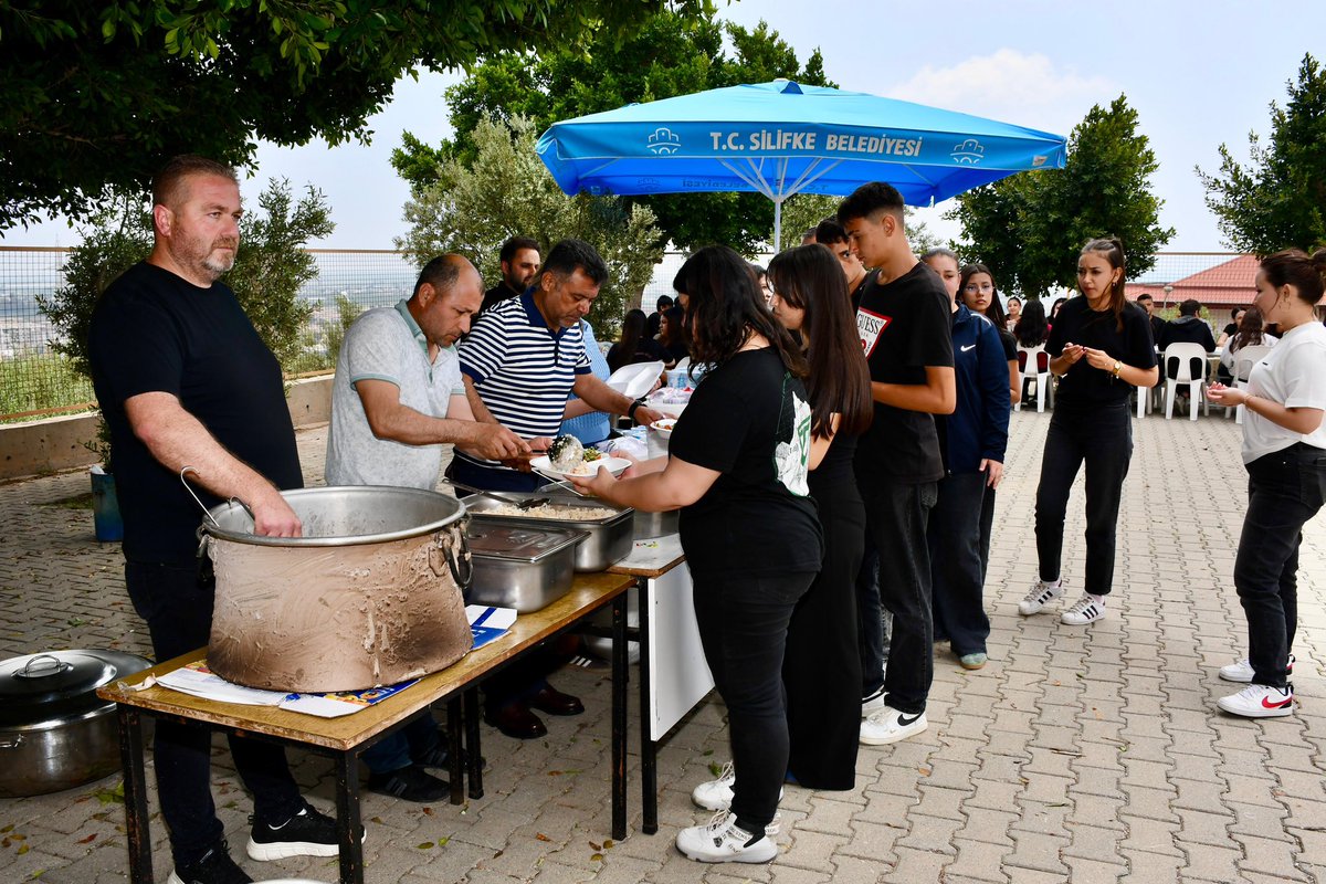 SilifkeArGe's tweet photo. Taşucu Anadolu Lisesi’nde Mevlid-i Şerif Programı Düzenlendi

Taşucu Anadolu Lisesi idaresi ve öğretmenleri tarafından, Kahramanmaraş ve çevre illerde yaşanan üzücü olaylar sonucunda hayatını kaybeden öğretmenlerimiz ve öğrencilerimiz için Mevlid-i Şerif programı düzenlendi.

Duygusal anların yaşandığı programa İlçe Millî Eğitim Müdürümüz Fevzi Kültiğin Eroğlu, Şube Müdürü Ahmet Türkan, okul müdürleri ve öğrenciler katıldı.

Programda, hayatını kaybedenler için Kur’an-ı Kerim tilaveti gerçekleştirilerek dualar edildi. Katılımcılar, birlik ve beraberlik içerisinde acıların paylaşıldığı anlamlı bir programda bir araya geldi.
@MersinMEM @Muhammed0744 @kltiinerolu