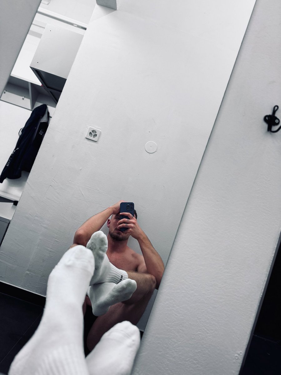 den4536's tweet photo. Mhhh. Fitness time 😈😈😈

#socks #whitesocks #twitter #chudai https://t.co/QKU0jkrZrS