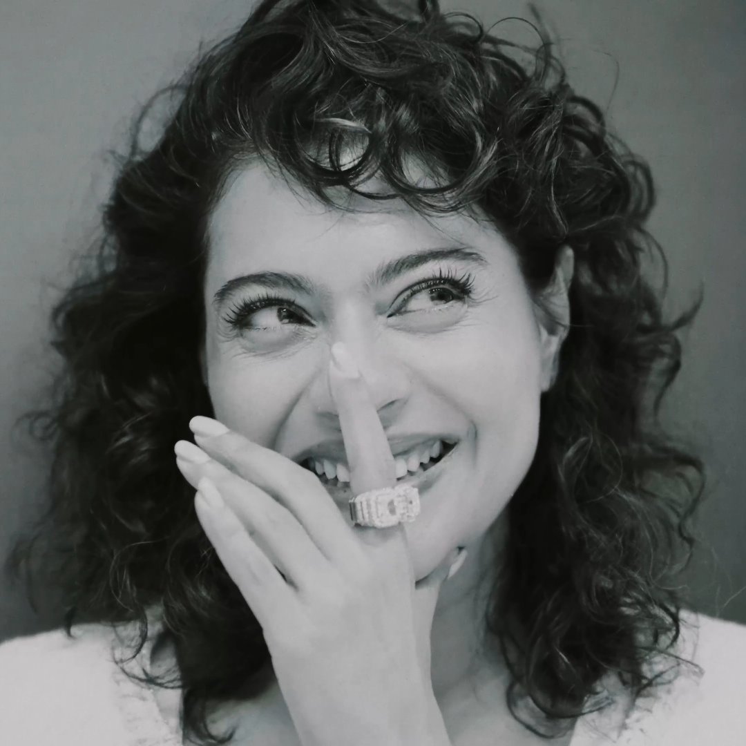 srkajolrussian's tweet image. Shining girl ❤️✨

#kajol