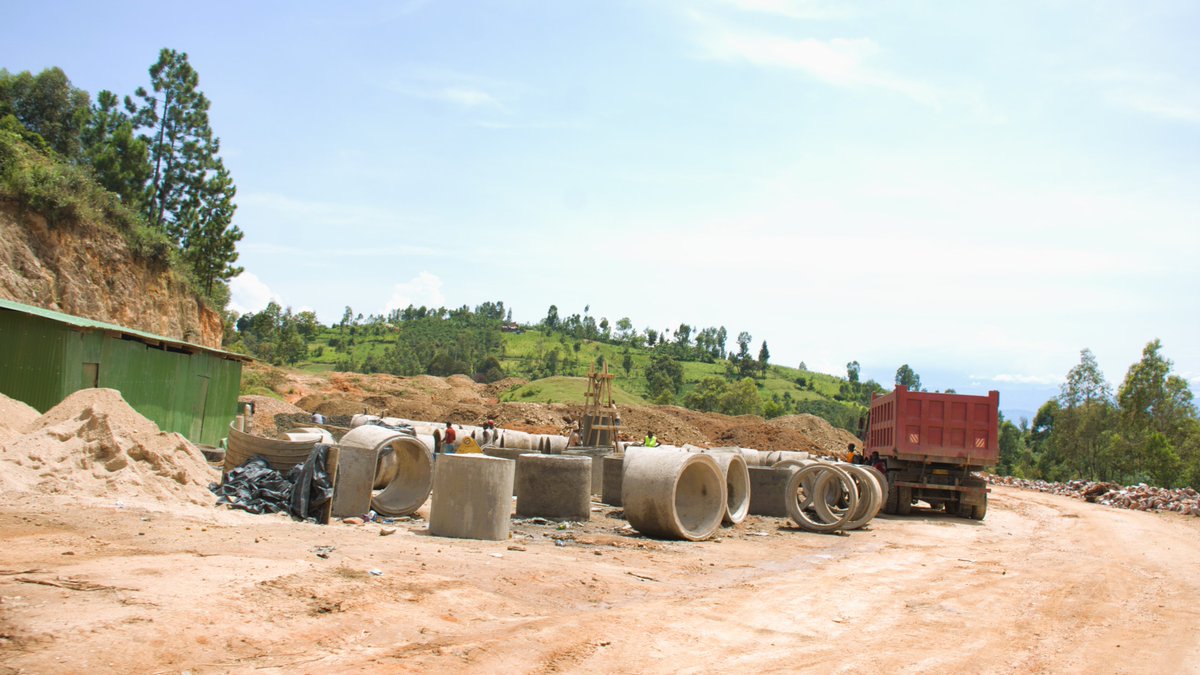 KarongiDistr's tweet image. Mu Karere ka Karongi harimo gukorwa umuhanda Gishyita-Bisesero-Gisovu-Manji wa kilometero 29.8 uzatwara Frw akabakaba miliyari 9. Uretse guhuza Karongi na @Nyamagabe woroshya urujya n’uruza rw’abantu n’ubucuruzi buvana icyayi ku ruganda rwa Gisovu kikajyanwa mu mahanga.