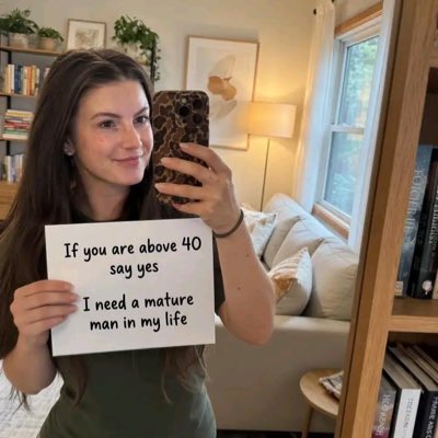 Hannah Barron tweet media