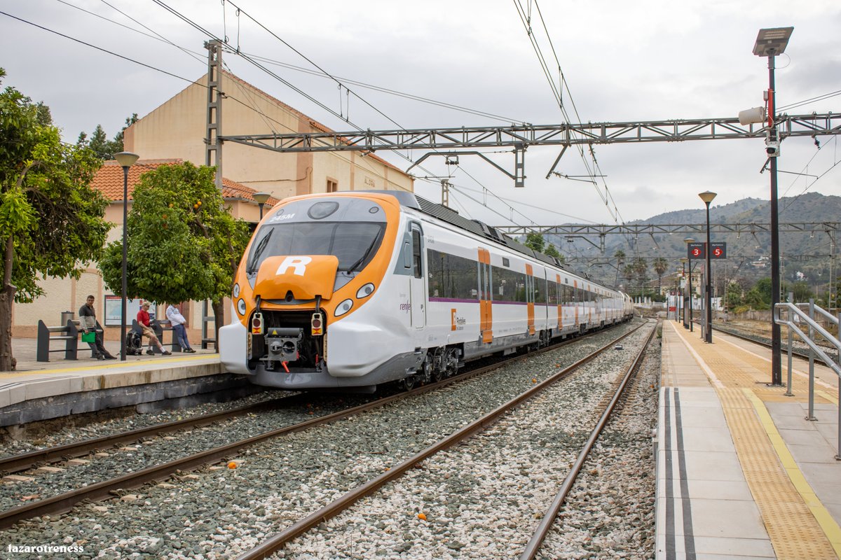 LazaroRenfe's tweet image. Renfe 334 remolcando a la unidad 465 de Rodalies pasando por Álora Málaga destino Sevilla SJ .

@Renfe 
#train #foto #renfe #Railays #vias #renfe334 #renfe465rodalies