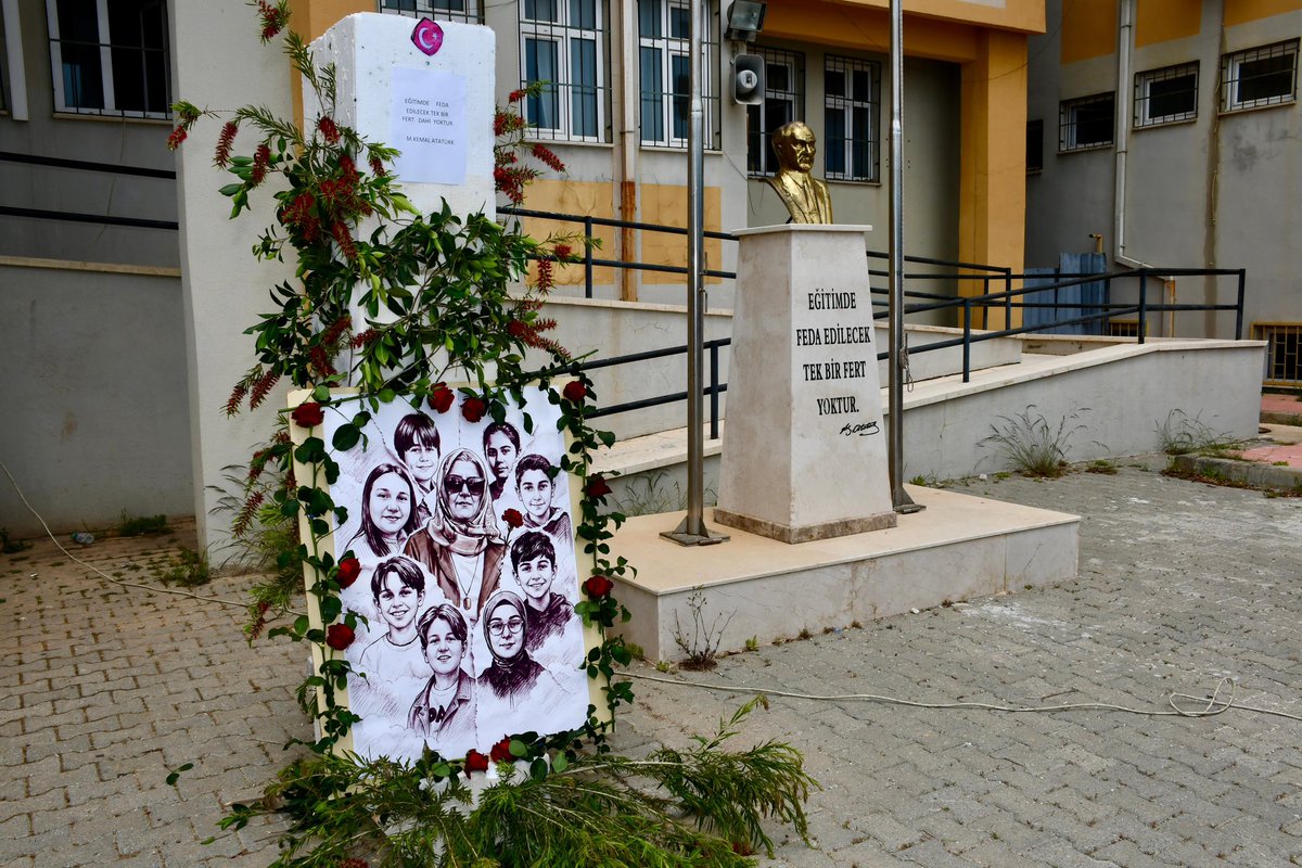 SilifkeArGe's tweet photo. Taşucu Anadolu Lisesi’nde Mevlid-i Şerif Programı Düzenlendi

Taşucu Anadolu Lisesi idaresi ve öğretmenleri tarafından, Kahramanmaraş ve çevre illerde yaşanan üzücü olaylar sonucunda hayatını kaybeden öğretmenlerimiz ve öğrencilerimiz için Mevlid-i Şerif programı düzenlendi.

Duygusal anların yaşandığı programa İlçe Millî Eğitim Müdürümüz Fevzi Kültiğin Eroğlu, Şube Müdürü Ahmet Türkan, okul müdürleri ve öğrenciler katıldı.

Programda, hayatını kaybedenler için Kur’an-ı Kerim tilaveti gerçekleştirilerek dualar edildi. Katılımcılar, birlik ve beraberlik içerisinde acıların paylaşıldığı anlamlı bir programda bir araya geldi.
@MersinMEM @Muhammed0744 @kltiinerolu