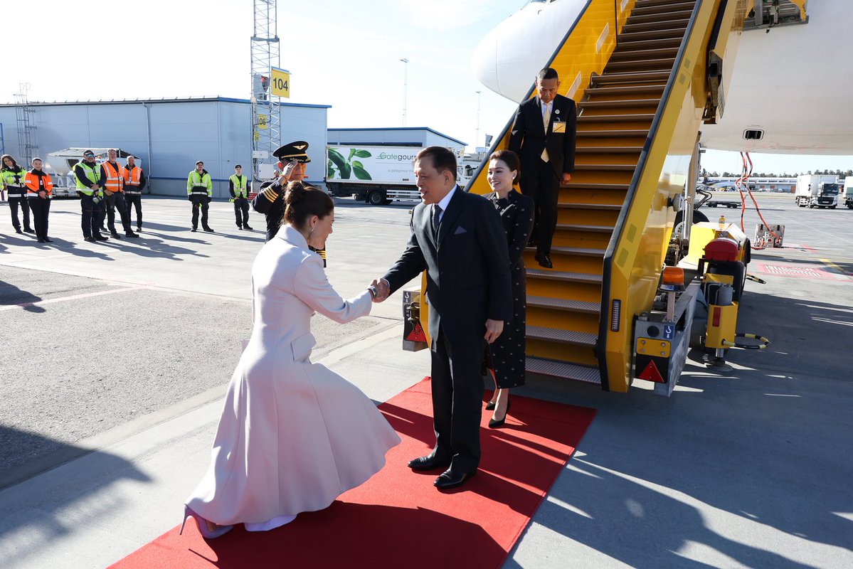 rwthofficial's tweet image. 🇹🇭🇸🇪
#Thailand’s King Vajiralongkorn and Queen Suthida arrived at #ARN Airport, where they were received by #Sweden’s Crown Princess Victoria in #Stockholm, on their visit to attend King Carl XVI Gustaf’s 80th birthday celebration.

📸 Thai Royal Office #KingVajiralongkorn