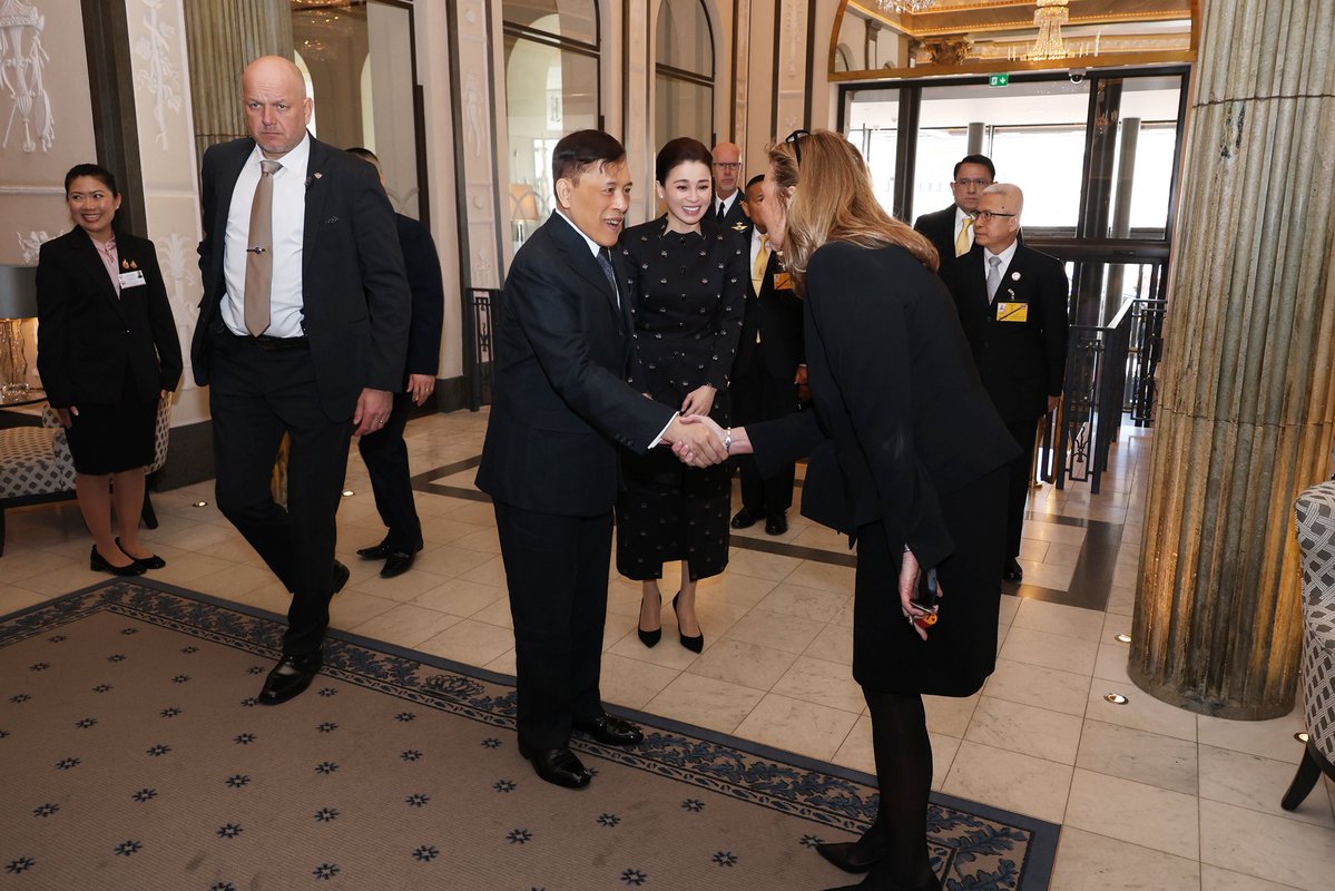 rwthofficial's tweet image. 🇹🇭🇸🇪
#Thailand’s King Vajiralongkorn and Queen Suthida arrived at #ARN Airport, where they were received by #Sweden’s Crown Princess Victoria in #Stockholm, on their visit to attend King Carl XVI Gustaf’s 80th birthday celebration.

📸 Thai Royal Office #KingVajiralongkorn